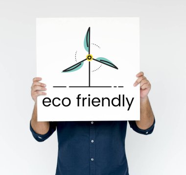 kişi holding afiş.