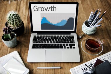 Açık tablo üstünde laptop