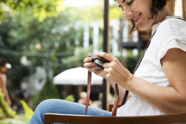 fotoğrafçı kadın sokakta