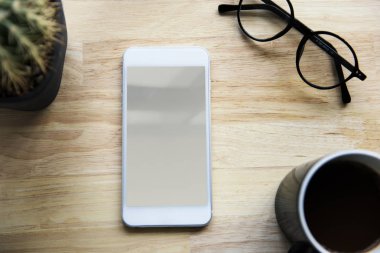 Ahşap masa üstünde Smartphone