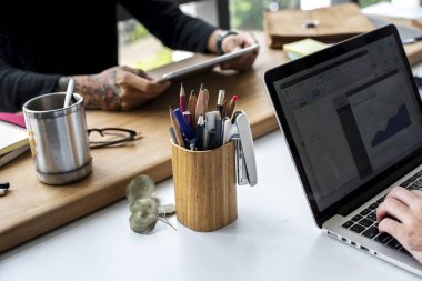 dizüstü bilgisayar ve dijital tablet kullanarak iş arkadaşları