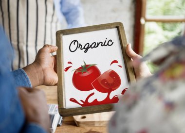 İnsanlar tutar tabela