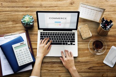 Eller dizüstü bilgisayarda çalışıyor