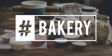 mutfak masasında malzemelerle