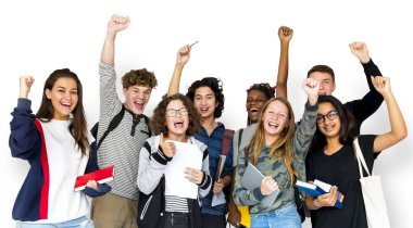 stüdyoda ayakta öğrenciler gülümseyen 