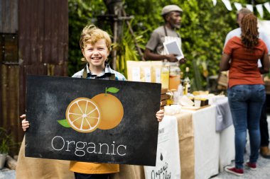 Çocuk holding yazı tahtası  