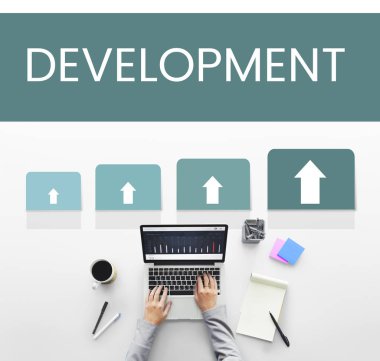 Laptop klavyesinde yazan kişi