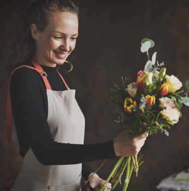 Çiçekçi kadın buket oluşturma 