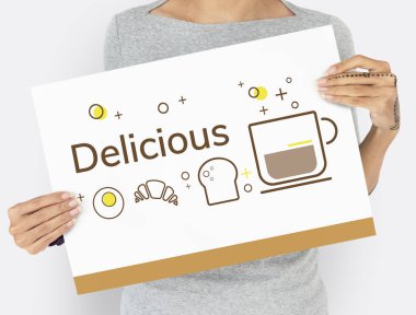 Kadın afişini tutar 