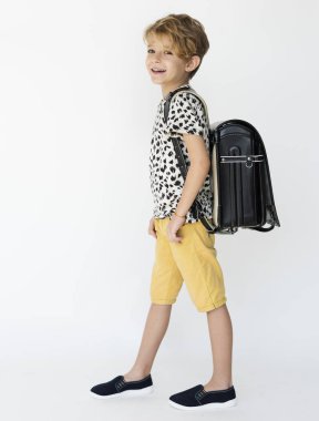 sırt çantası ile beyaz sarışın çocuk