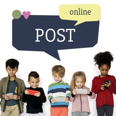 küçük çocuklar dijital cihazlar kullanarak