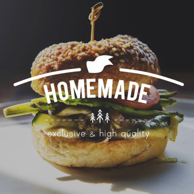 Hamburger sebze ve mantar ile