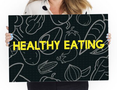 Kadın afişini tutar 