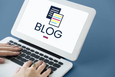 Dizüstü bilgisayarda yazan kadın klavyesi