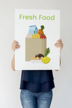 Kağıt afiş tutan kadın