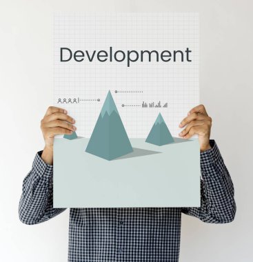 Kağıt afiş tutan adam