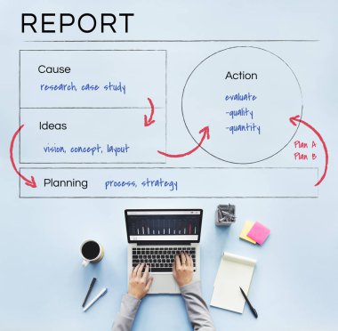 Laptop klavyesinde yazan kişi