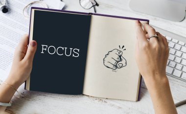 Kadın kitap okuyor.