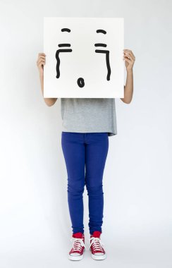 kişi holding afiş.