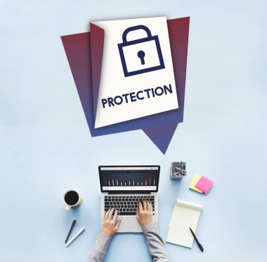 Laptop klavyesinde yazan kişi