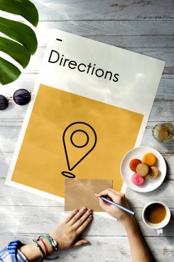 kadının elinde kart yazma 