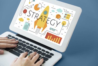 Dizüstü bilgisayarda yazan kadın klavyesi