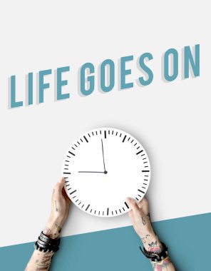 Dövmeli kadın eller