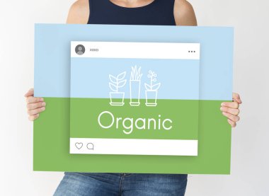 Kağıt afiş tutan kadın