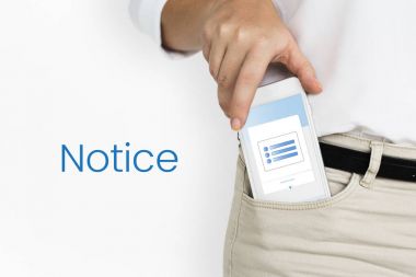 Smartphone cebine koyarak işadamı