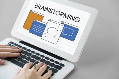 Dizüstü bilgisayarda yazan kadın klavyesi