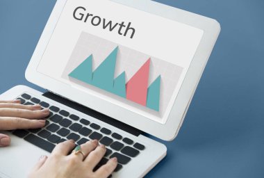 Dizüstü bilgisayarda yazan kadın klavyesi