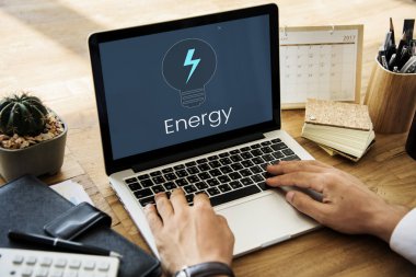 dizüstü bilgisayar kullanan iş kişi