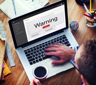 Dizüstü bilgisayarla çalışan adam