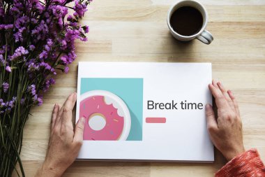  Afiş üzerinde çalışan eller 