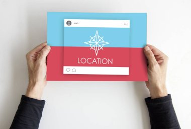 afişini holding eller