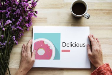  Afiş üzerinde çalışan eller 