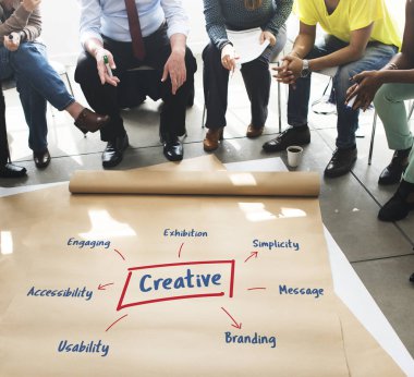 çemberde poster üzerinde oturan insanlar