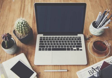 Açık tablo üstünde laptop