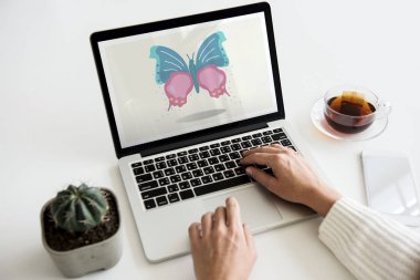 Eller dizüstü bilgisayarda çalışıyor