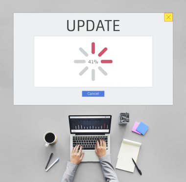 Laptop klavyesinde yazan kişi