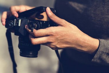 kadın holding kamera