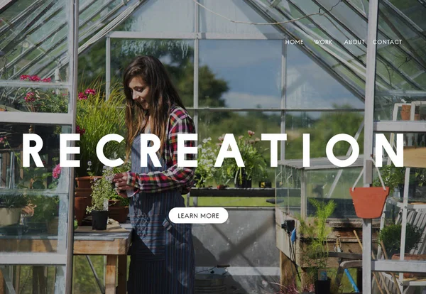 Vrouw in kas met plant in pot — Stockfoto