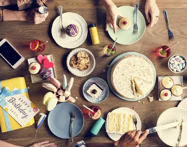 As pessoas celebram o aniversário à mesa — Fotografia de Stock