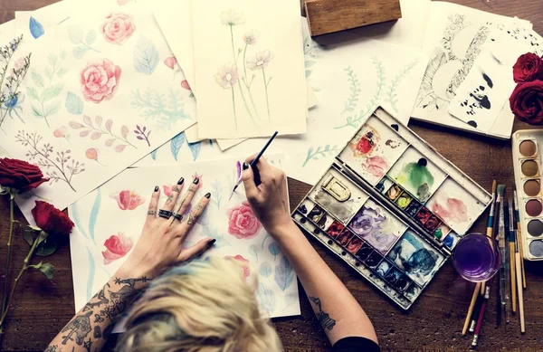 Mujer dibujando flores con acuarela — Foto de Stock