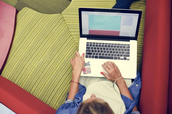 Жінка використовує ноутбук у творчому офісі — стокове фото
