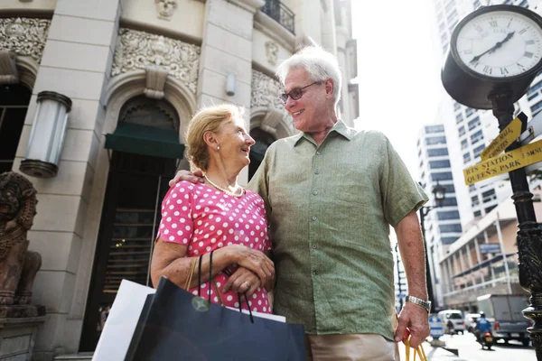 Senior pareja de compras juntos — Foto de Stock