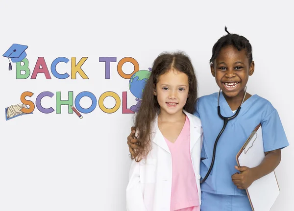 Deux filles en costumes de médecin — Photo