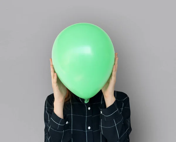 Osoba hospodářství zelený balón — Stock fotografie