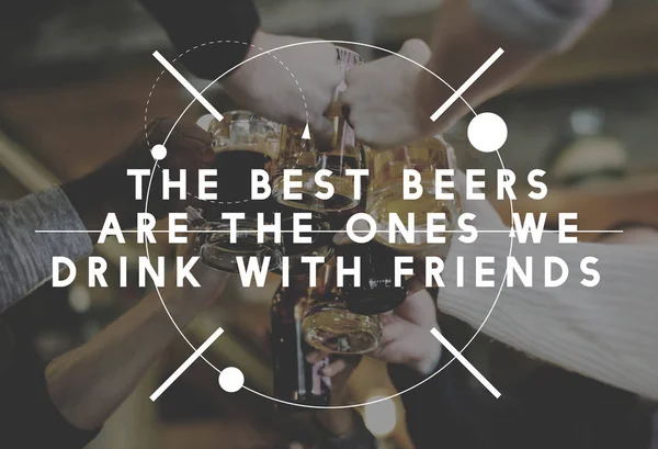 Amigos sair junto com bebida — Fotografia de Stock