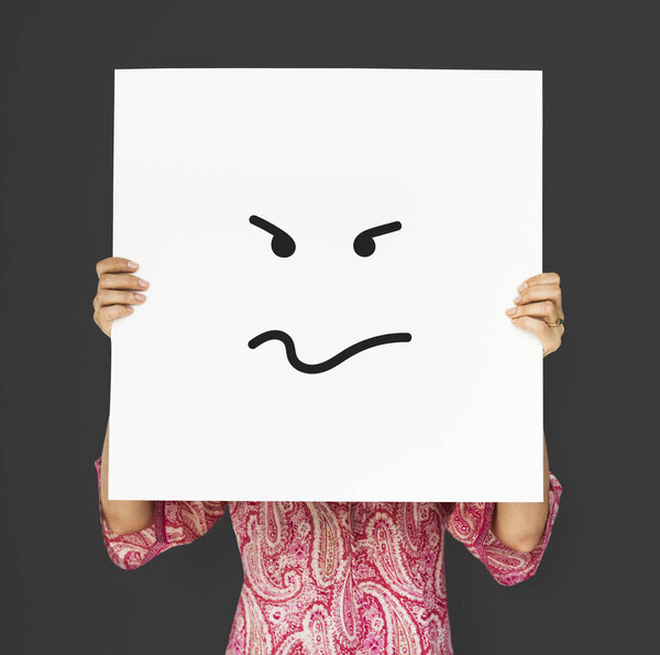 лицо человека с белым плакатом
 